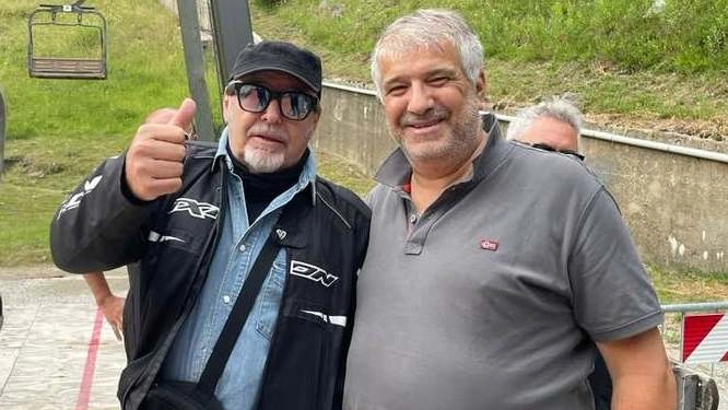 Vasco Rossi col pollice alzato in compagnia di Andrea Formento, direttore degli impianti della Val di Luce Vasco Rossi col pollice alzato in compagnia di Andrea Formento, direttore degli impianti della Val di Luce