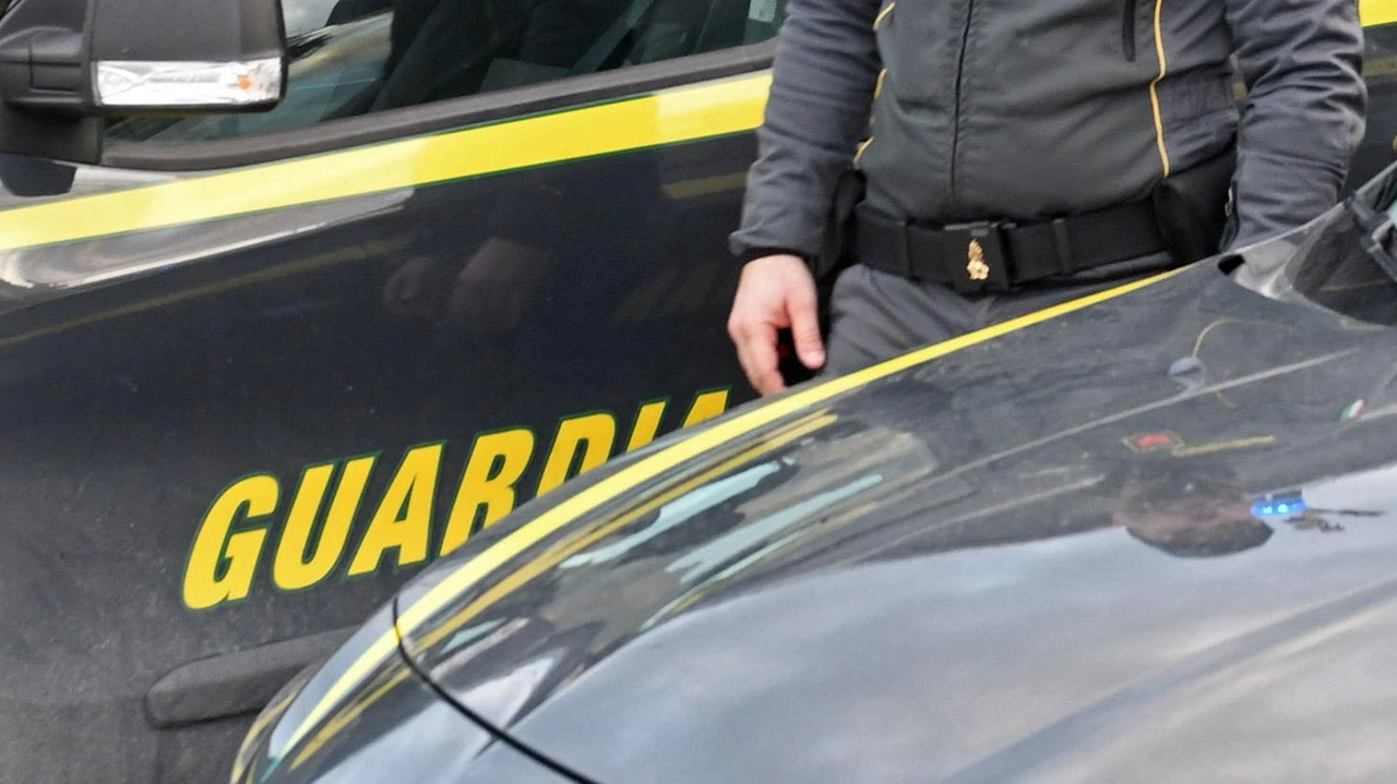 I finanzieri hanno trovato 18 dosi tra cocaina e hashish, già pronte per la vendita I finanzieri hanno trovato 18 dosi tra cocaina e hashish, già pronte per la vendita