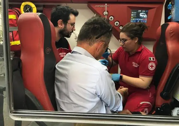 Scippano la catenina alla moglie. Il marito rincorre i due malviventi