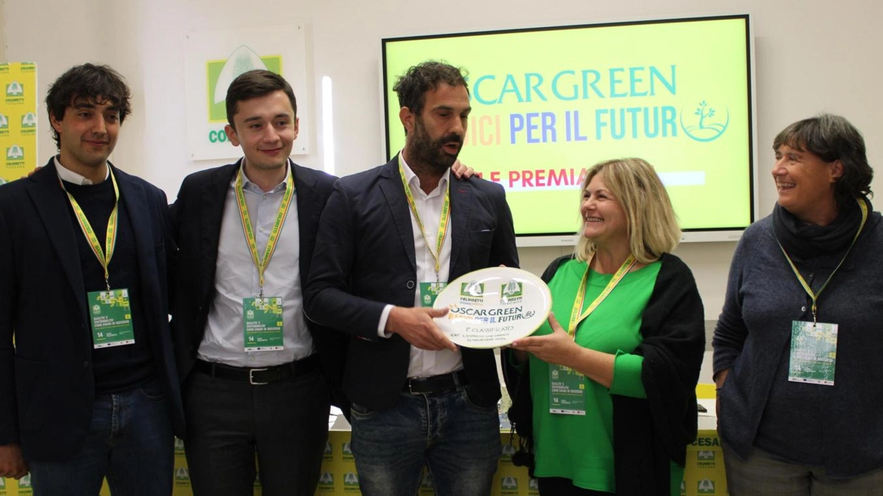 Luca e Marco Pacini hanno sbancato agli Oscar Green grazie ai loro progetti “Erbavoglio“, un nuovo sistema per creare prati, e “l’Ortofruttifero“ che utilizzza i social per diffondere consigli utili su piante e ortaggi . Luca e Marco Pacini hanno sbancato agli Oscar Green grazie ai loro progetti “Erbavoglio“, un nuovo sistema per creare prati, e “l’Ortofruttifero“ che utilizzza i social per diffondere consigli utili su piante e ortaggi .