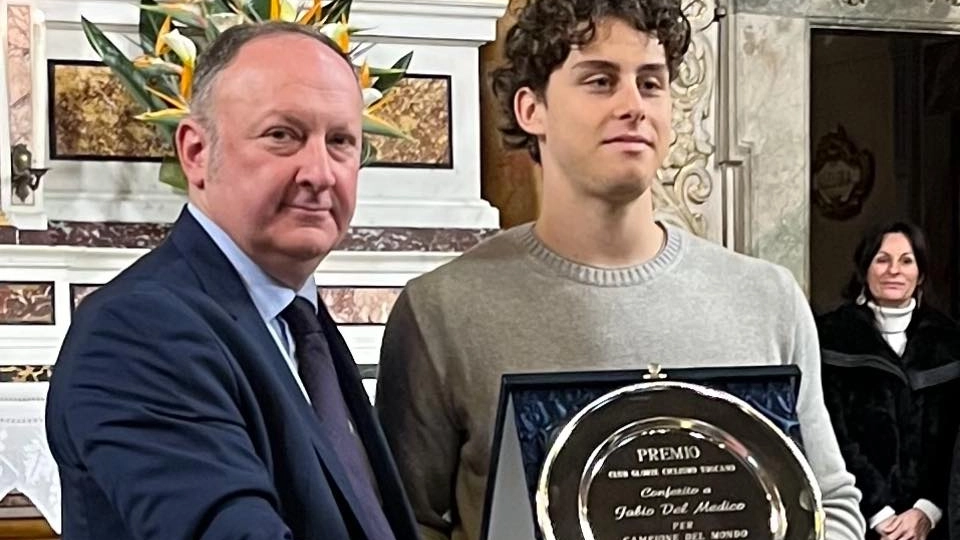 Il presidente del C.R.T. Menichetti premia Fabio Del Medico Il presidente del C.R.T. Menichetti premia Fabio Del Medico