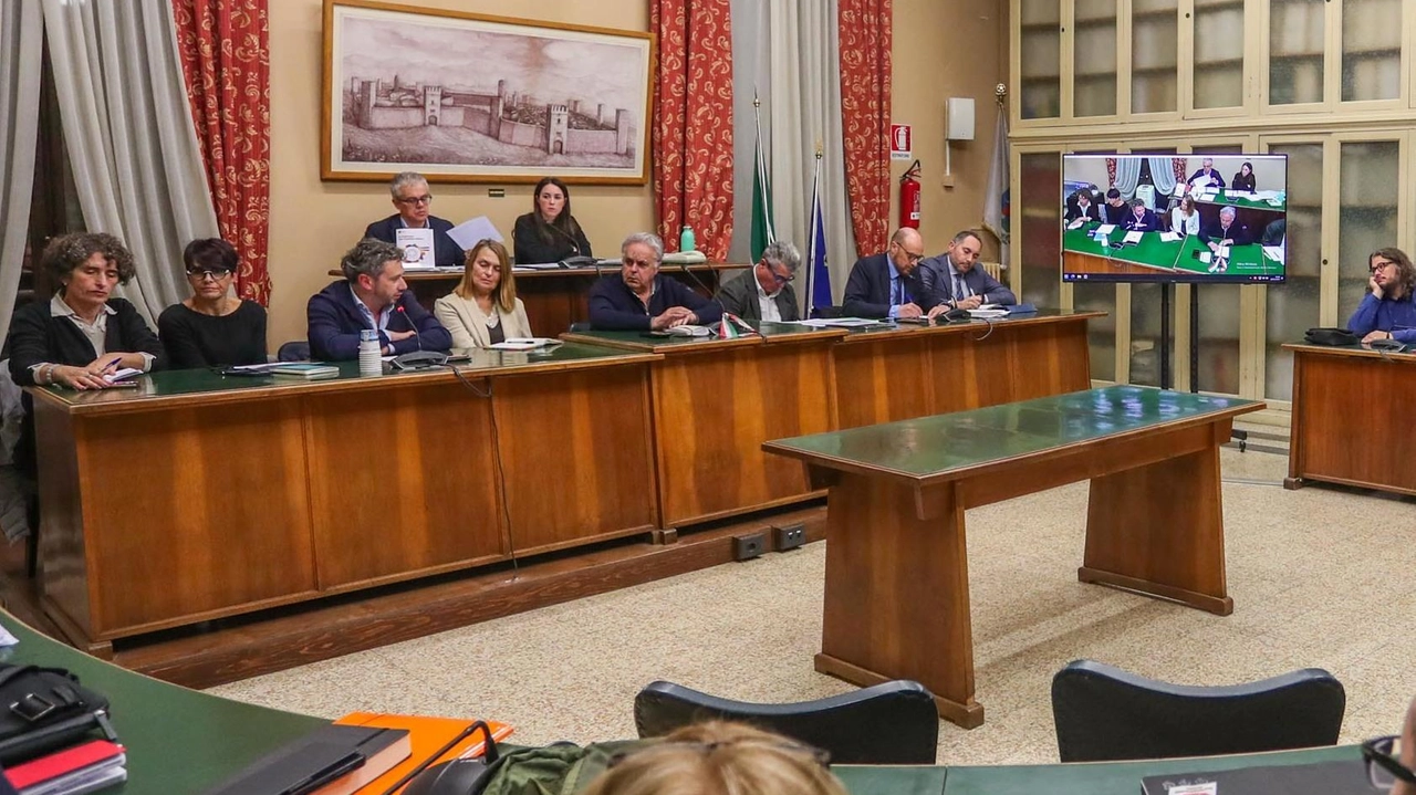 Il tavolo con i sindaci mugellani durante il consiglio sulla ferrovia Faentina Il tavolo con i sindaci mugellani durante il consiglio sulla ferrovia Faentina