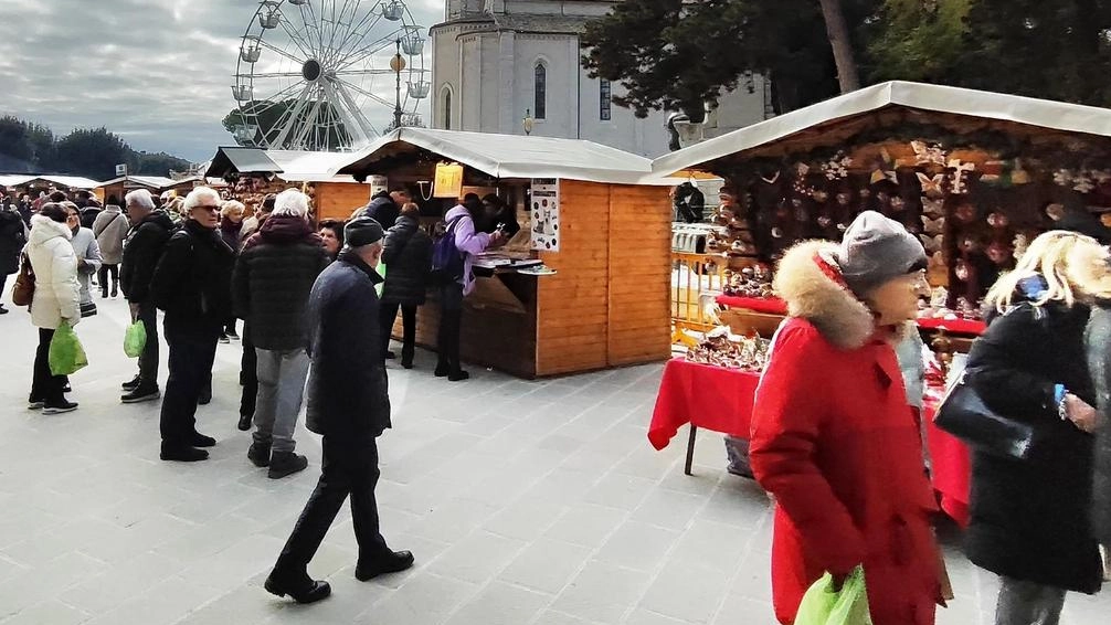 Piazza 40 Martiri durante gli eventi dedicati al Natale e alle festività di fine anno Piazza 40 Martiri durante gli eventi dedicati al Natale e alle festività di fine anno