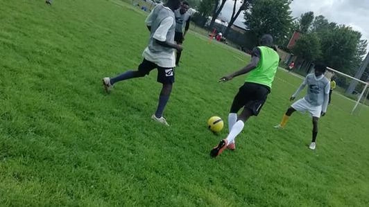 Un’immagine dei migranti ospiti del centro di accoglienza gestito dalla cooperativa Odissea che giocano a calcio Un’immagine dei migranti ospiti del centro di accoglienza gestito dalla cooperativa Odissea che giocano a calcio