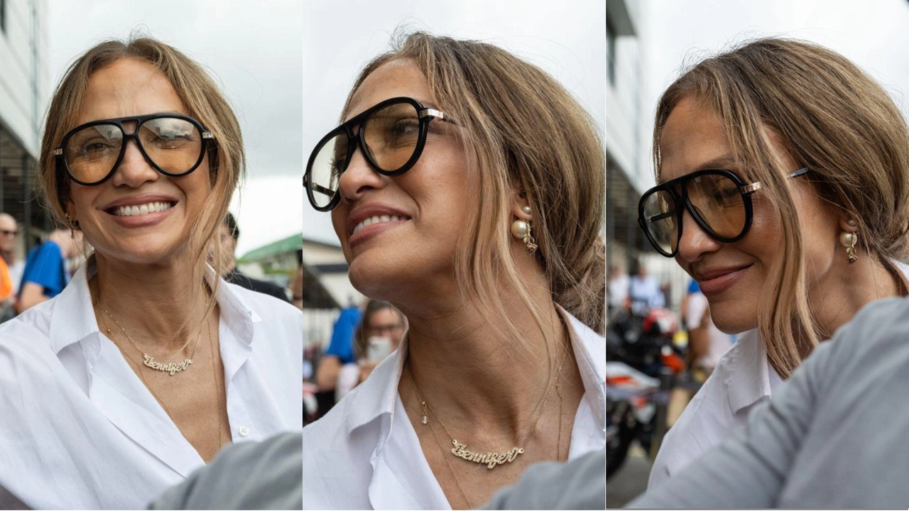 Tre immagini di Jennifer Lopez a Pisa, all'aeroporto Galilei: qui è sbarcata per il concerto di Lucca della serata di lunedì 21 luglio (Foto Pardini / Valtriani) Tre immagini di Jennifer Lopez a Pisa, all'aeroporto Galilei: qui è sbarcata per il concerto di Lucca della serata di lunedì 21 luglio (Foto Pardini / Valtriani)