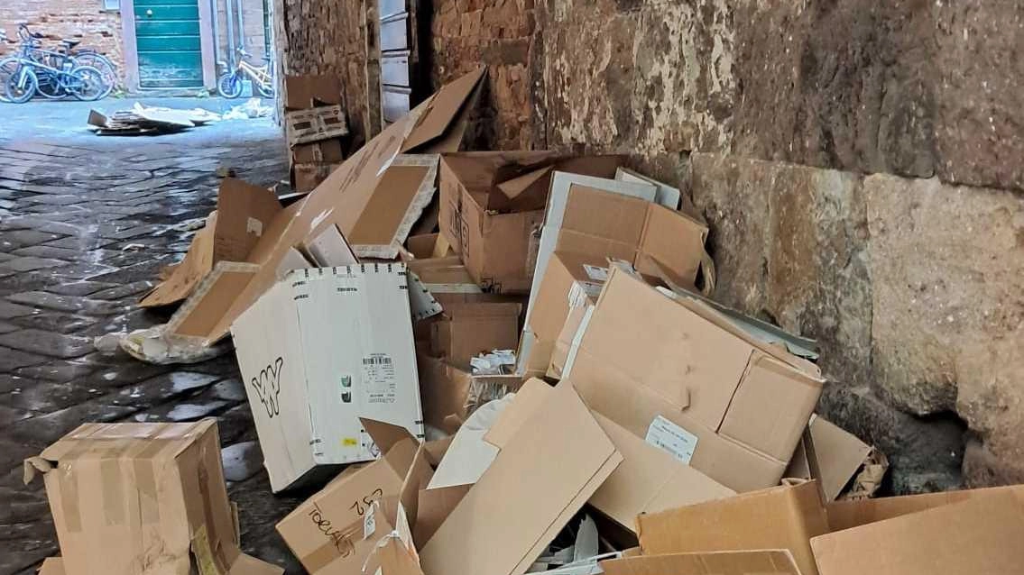 Ancora episodi di degrado nel centro storico, legati all’abbandono o alla gestione non corretta dei rifiuti. Gli abitanti della zona... Ancora episodi di degrado nel centro storico, legati all’abbandono o alla gestione non corretta dei rifiuti. Gli abitanti della zona...