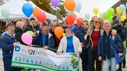 Angela Bertacchi (ultima a destra) ha aperto 15 anni fa la sezione versiliese dell’associazione italiana persone down Angela Bertacchi (ultima a destra) ha aperto 15 anni fa la sezione versiliese dell’associazione italiana persone down