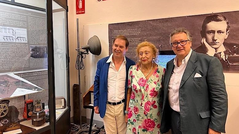 Qui a fianco Elettra Marconi (al centro) con il figlio Guglielmo (a sinistra) e Fabio Cosci (a destra) in visita a Coltano Qui a fianco Elettra Marconi (al centro) con il figlio Guglielmo (a sinistra) e Fabio Cosci (a destra) in visita a Coltano