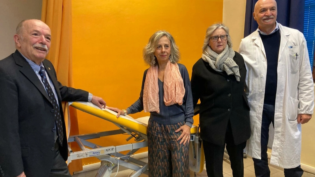 In foto, al centro, la Direttrice sanitaria aziendale, Simona Dei presente alla consegna In foto, al centro, la Direttrice sanitaria aziendale, Simona Dei presente alla consegna
