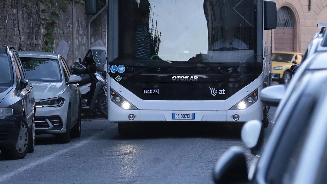 In via Campansi gli autobus transitano con poco margine tra due ali di auto posteggiate lungo la strada In via Campansi gli autobus transitano con poco margine tra due ali di auto posteggiate lungo la strada
