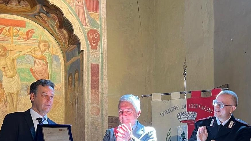 Il. sindaco Campatelli ha organizzato con il. Comune una cerimonia per salutare lo storico comandante Leonardo Micheloni e dare il benvenuto al nuovo, il maresciallo maggiore Davide Guglielmini