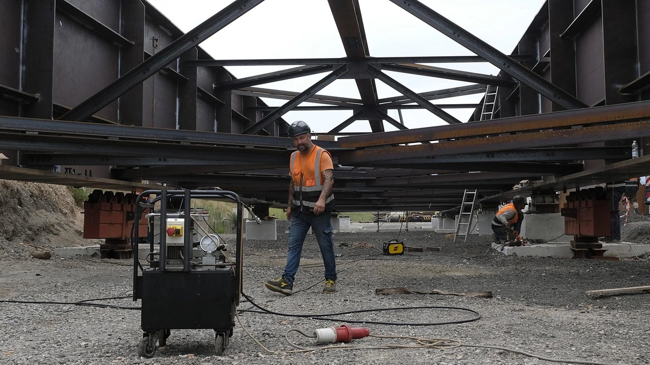 Il cantiere del nuovo ponte sul Magra e, a destra, Giorgio Casabianca Il cantiere del nuovo ponte sul Magra e, a destra, Giorgio Casabianca