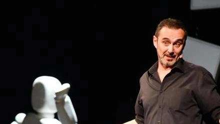 Giuseppe Giacobazzi arriverà al teatro Moderno venerdì (inizio alle 21) con lo spettacolo dal titolo «Il pedone, luci e ombre di una vita qualunque» Giuseppe Giacobazzi arriverà al teatro Moderno venerdì (inizio alle 21) con lo spettacolo dal titolo «Il pedone, luci e ombre di una vita qualunque»