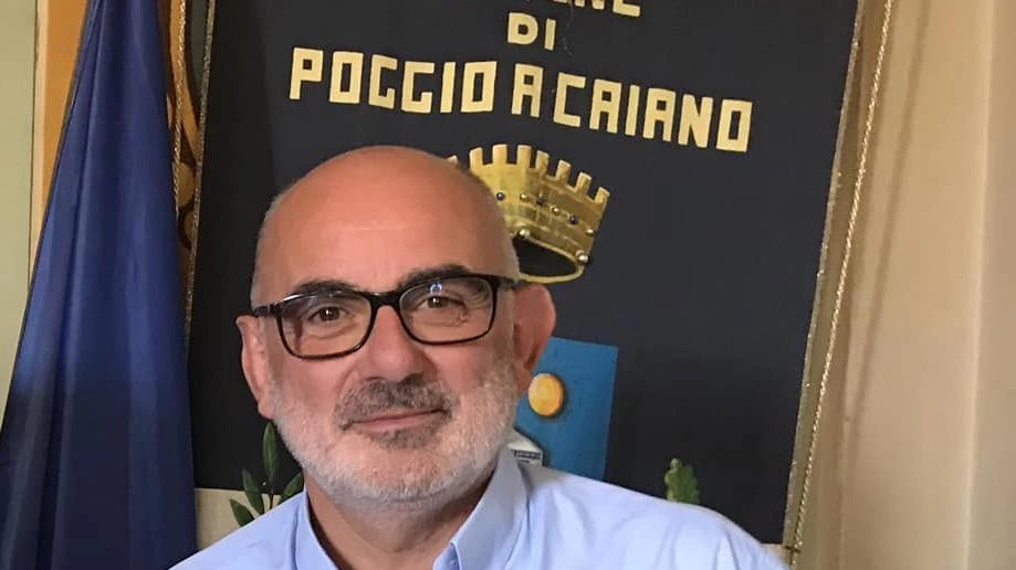 Il sindaco di Poggio a Caiano Riccardo Palandri Ha deciso di aprire la piazza, luogo simbolo del comune,. anche se non tutto è ancora alla perefezione «I cittadini devono riappropiarsene» Molte le polemiche riguardo il progetto e i lavori