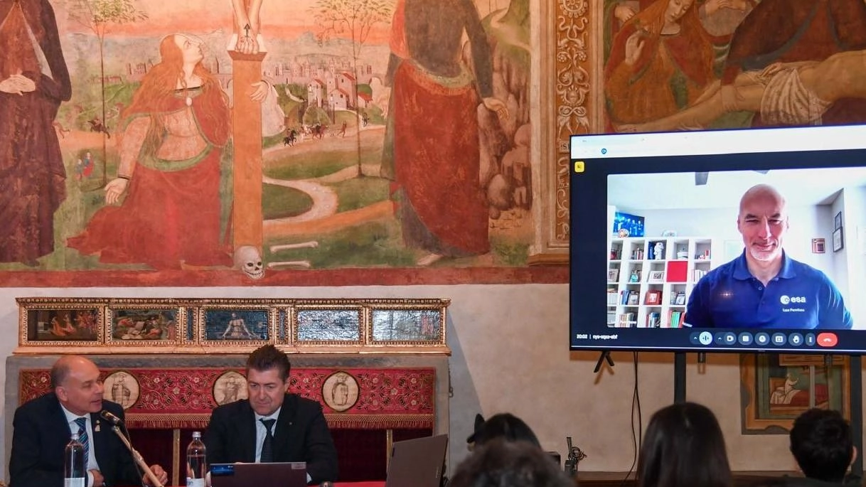 Con gli occhi alle stelle. Il Rotary club presieduto da Claudio Barbarisi al conservatorio San Niccolò ha organizzato un incontro... Con gli occhi alle stelle. Il Rotary club presieduto da Claudio Barbarisi al conservatorio San Niccolò ha organizzato un incontro...