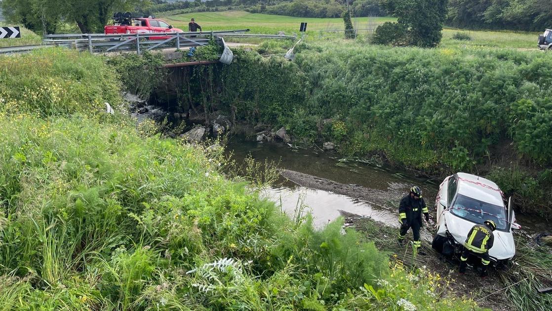 incidente notte auto finisce