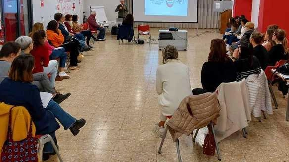 A Pistoia, riparte l'iniziativa "I circoli Arci parlano Lis" per formare i soci all'accoglienza e alla comunicazione con la popolazione sorda. Corsi in ottobre e novembre al circolo Puccini di Capostrada. Presidente Arci Pistoia: "Spazi sociali più inclusivi". A Pistoia, riparte l'iniziativa "I circoli Arci parlano Lis" per formare i soci all'accoglienza e alla comunicazione con la popolazione sorda. Corsi in ottobre e novembre al circolo Puccini di Capostrada. Presidente Arci Pistoia: "Spazi sociali più inclusivi".