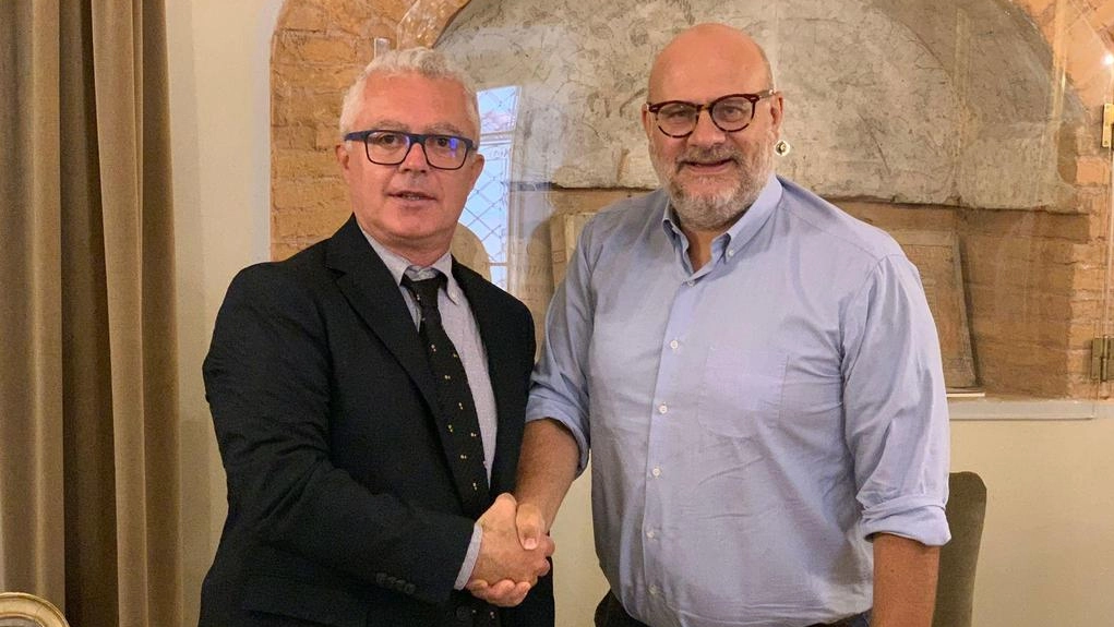 A sinistra Michele Arcaleni: stretta di mano con Antonio Bartolini (Fondazione) A sinistra Michele Arcaleni: stretta di mano con Antonio Bartolini (Fondazione)