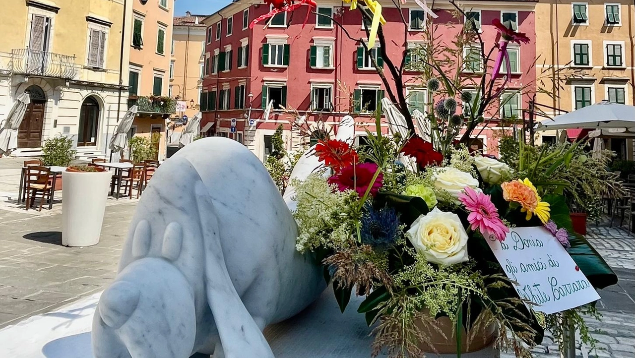 In piazza Alberica, dove si trova un'opera dell'artista, oggi è stato posizionato un mazzo di fiori In piazza Alberica, dove si trova un'opera dell'artista, oggi è stato posizionato un mazzo di fiori