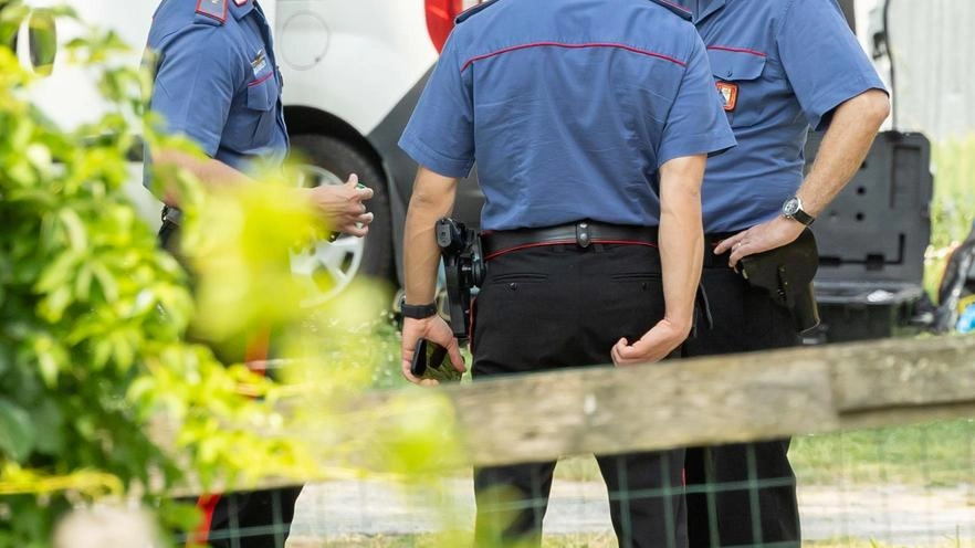 Gli investigatori davanti alla casa doveva abitava Vasile Frumuzache