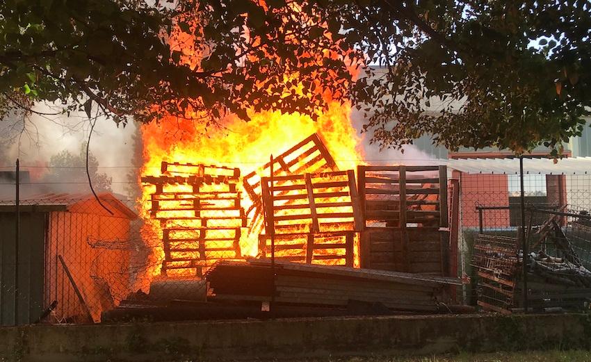 Fiamme vicino alla cisterna di gasolio. Incendio nella zona industriale. Attimi di paura Fiamme vicino alla cisterna di gasolio. Incendio nella zona industriale. Attimi di paura