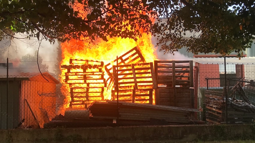 Le fiamme alte circa dieci metri nella zona industriale di Ponte Valleceppi. Colonna di fumo nero visibile da lunga distanza Le fiamme alte circa dieci metri nella zona industriale di Ponte Valleceppi. Colonna di fumo nero visibile da lunga distanza