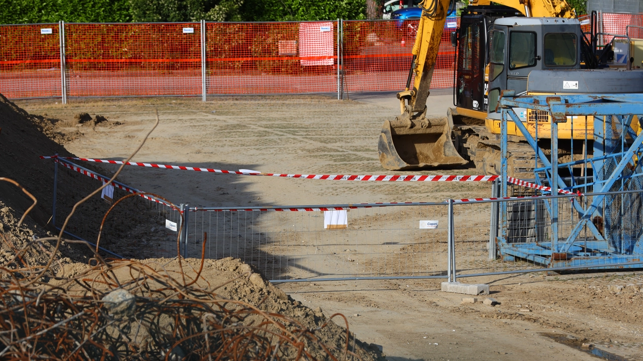 Il cantiere del nuovo teatro Il Ferruccio e l’area delimitata dalla fettuccia all’interno della quale è stato rinvenuto lo scorso mese di maggio l’ordigno bellico che il prossimo 7 settembre verrà rimosso (Gasperini/Fotocronache Germogli) Il cantiere del nuovo teatro Il Ferruccio e l’area delimitata dalla fettuccia all’interno della quale è stato rinvenuto lo scorso mese di maggio l’ordigno bellico che il prossimo 7 settembre verrà rimosso (Gasperini/Fotocronache Germogli)