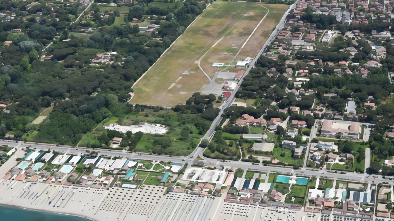 Un’immagine dall’alto della zona dell’aeroporto di Massa-Cinquale