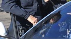 La polizia ha denunciato il ladro per ricettazione e resistenza grazie all’aiuto di un testimone La polizia ha denunciato il ladro per ricettazione e resistenza grazie all’aiuto di un testimone
