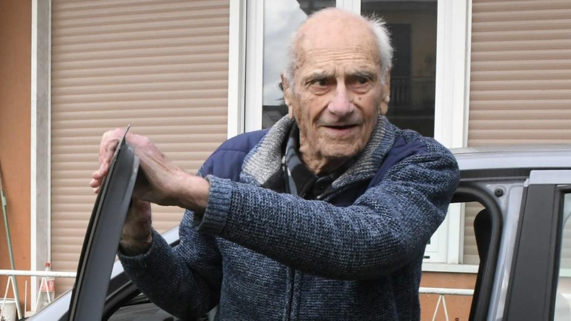 Morto a 102 anni il recordman della patente. Addio a Salvatore Falconi Morto a 102 anni il recordman della patente. Addio a Salvatore Falconi