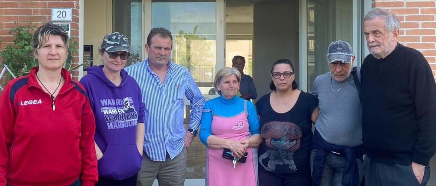 La protesta del condominio di via Tevere a Galciana: "Il Comune non interviene, nonostante i solleciti"
