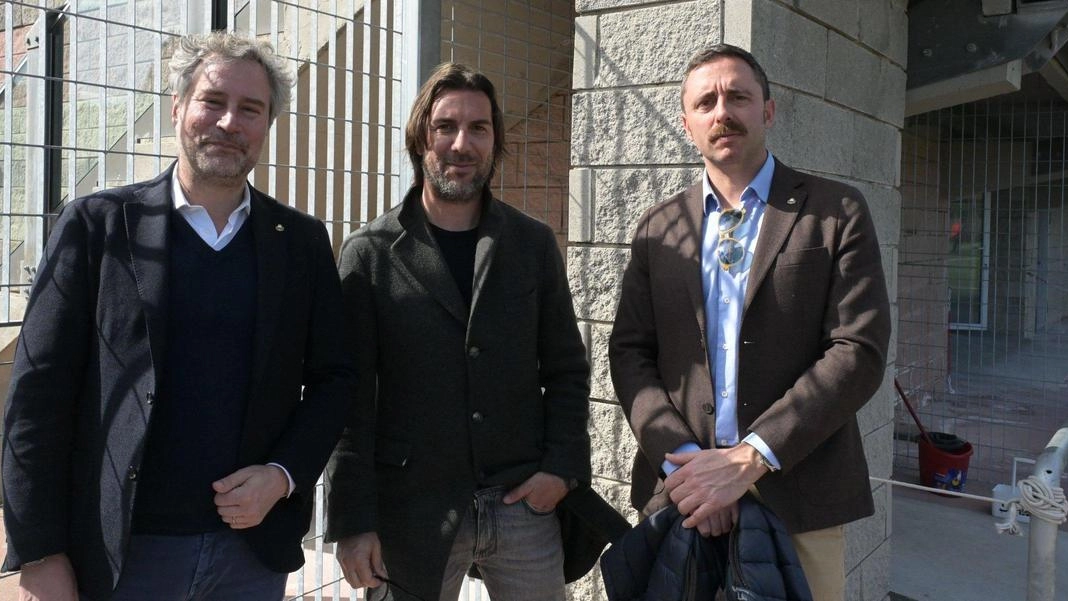 Nelle foto «Alcide» due momenti dell’incontro tra la delegazione comunale e i rossoneri: in alto, con Gorgone e la squadra; qui sopra: con il «ds» Ferrarese