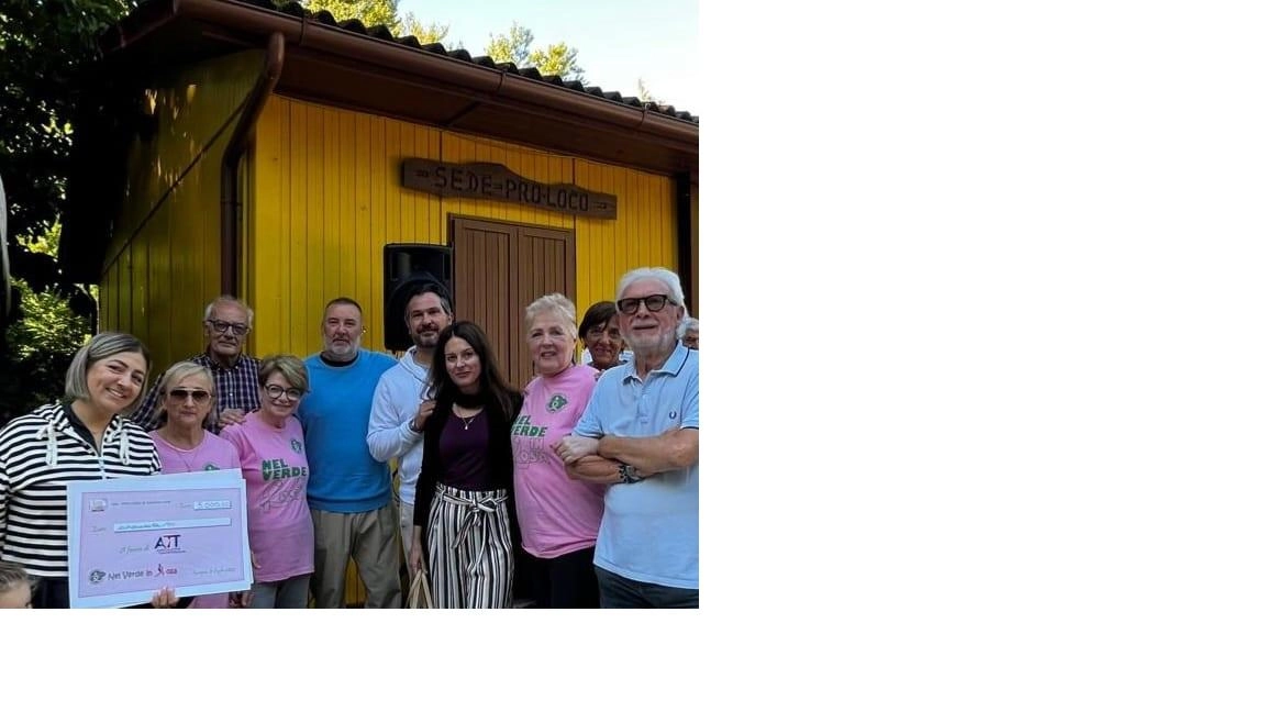 Il sindaco Bongiorno con gli organizzatori della prima edizione di «Passeggiata nel Verde in Rosa» e con i responsabili di Att a cui è stato consegnato l’assegno Il sindaco Bongiorno con gli organizzatori della prima edizione di «Passeggiata nel Verde in Rosa» e con i responsabili di Att a cui è stato consegnato l’assegno