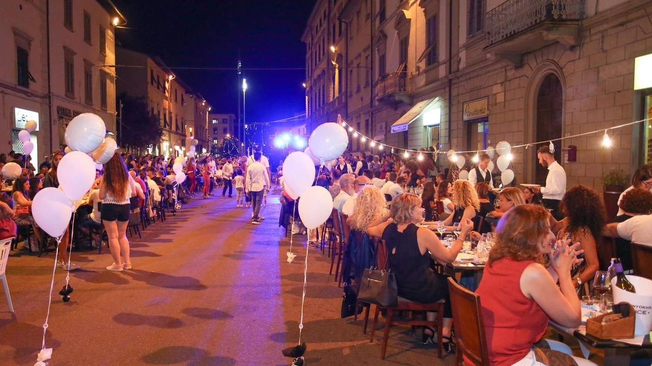 Un evento. benefico per sostenere Astro e il Centro Donna e riportare gli empolesi in via Roma in tutta sicurezza è il duplice obiettivo della serata odierna nella strada che collega la stazione al centro (. nella foto. , un evento in via Roma del 2028) Un evento. benefico per sostenere Astro e il Centro Donna e riportare gli empolesi in via Roma in tutta sicurezza è il duplice obiettivo della serata odierna nella strada che collega la stazione al centro (. nella foto. , un evento in via Roma del 2028)
