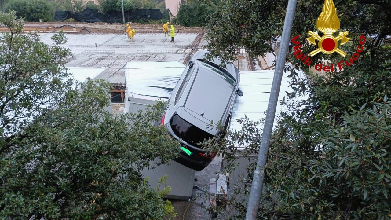 La macchina uscita di strada e finita su alcuni container di un cantiere edile La macchina uscita di strada e finita su alcuni container di un cantiere edile