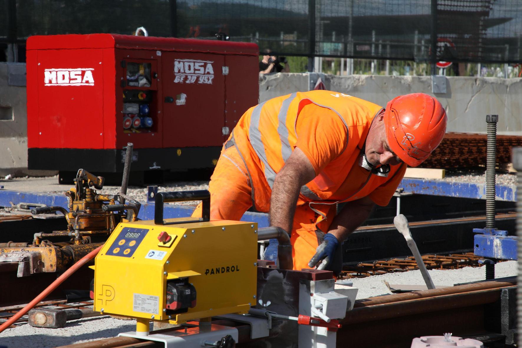 Altoforno Firenze, sos sindacati: "A rischio 20mila lavoratori edili. Cassa integrazione oltre i 34 gradi" Altoforno Firenze, sos sindacati: "A rischio 20mila lavoratori edili. Cassa integrazione oltre i 34 gradi"