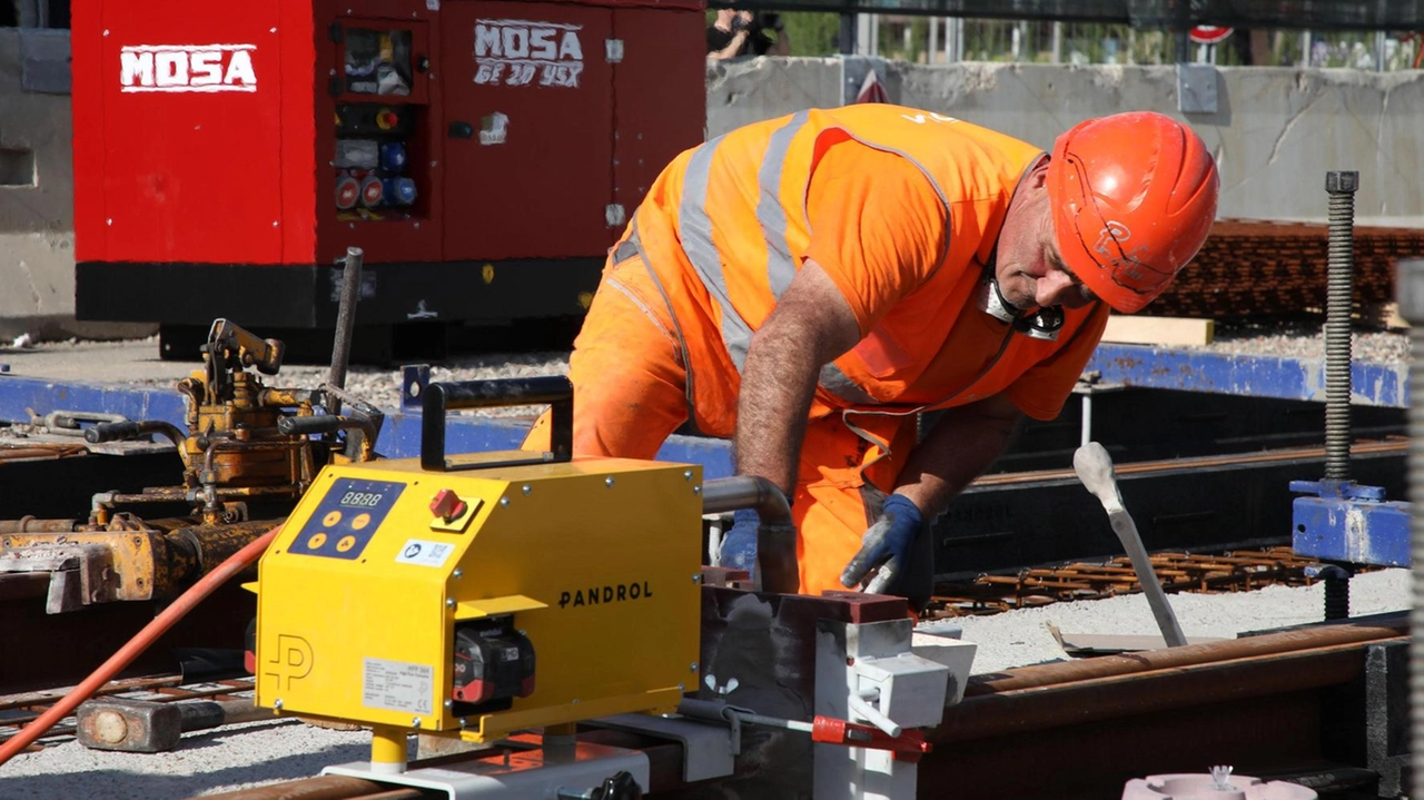 Un operaio al lavoro in un cantiere. Ieri in città si sono sfiorati i 37 gradi. Oggi e domani dovrebbero essere superati Un operaio al lavoro in un cantiere. Ieri in città si sono sfiorati i 37 gradi. Oggi e domani dovrebbero essere superati