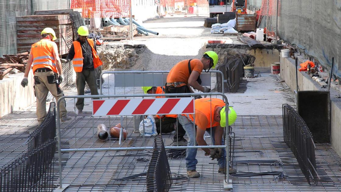 Tramvia, continua la marcia a sud. Un anno di lavori in lungarno Colombo. Da domani sera scattano i cantieri Tramvia, continua la marcia a sud. Un anno di lavori in lungarno Colombo. Da domani sera scattano i cantieri