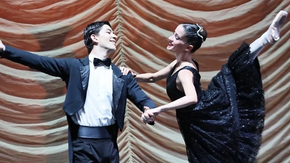 Un tuffo nelle atmosfere tra Otto e Novecento con il Balletto del Sud diretto da Fredy Franzutti. Un tuffo nelle atmosfere tra Otto e Novecento con il Balletto del Sud diretto da Fredy Franzutti.