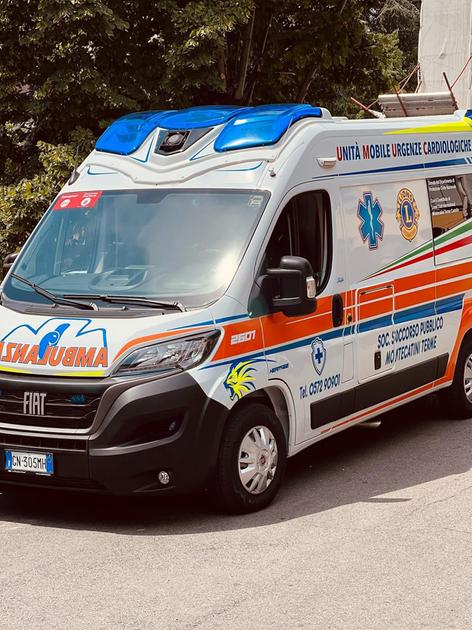 Auto contromano sull’autostrada A11, ambulanza si mette di traverso ed evita la tragedia