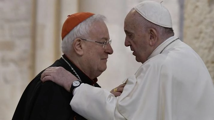 Il cardinale Bassetti insieme al. Papa. che lo chiamò alla guida della Cei. In alto: in Duomo per la Madonna del Conforto