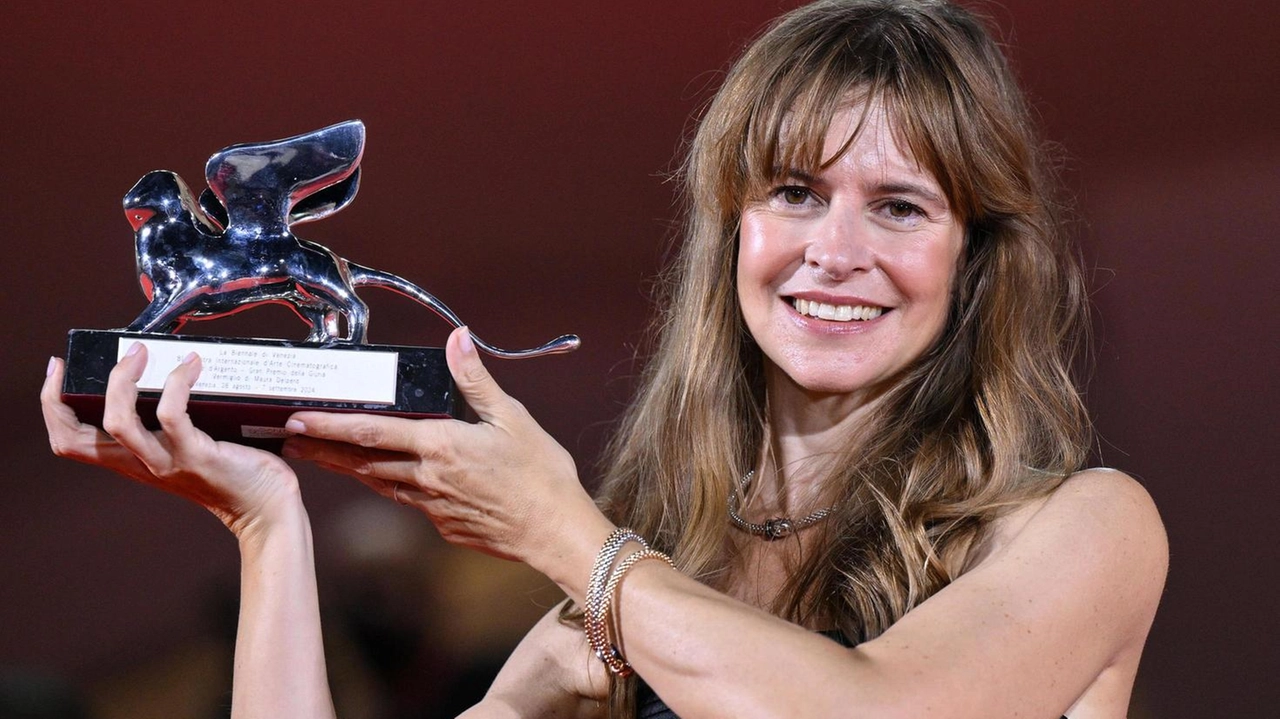 Maura Delpero a Venezia con il Leone d’argento ricevuto per ’Vermiglio’ Maura Delpero a Venezia con il Leone d’argento ricevuto per ’Vermiglio’