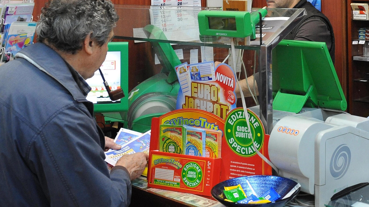 Una ricevitoria dove si tenta la fortuna giocando al SuperEnalotto (foto Ansa di repertorio) Una ricevitoria dove si tenta la fortuna giocando al SuperEnalotto (foto Ansa di repertorio)