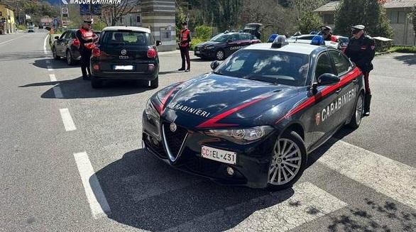 Al telefonino mentre guida l’autobus, autista nei guai. Patente ritirata