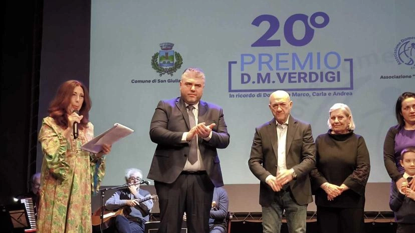 Un momento della cerimonia al teatro Rossini di Pontasserchio Un momento della cerimonia al teatro Rossini di Pontasserchio