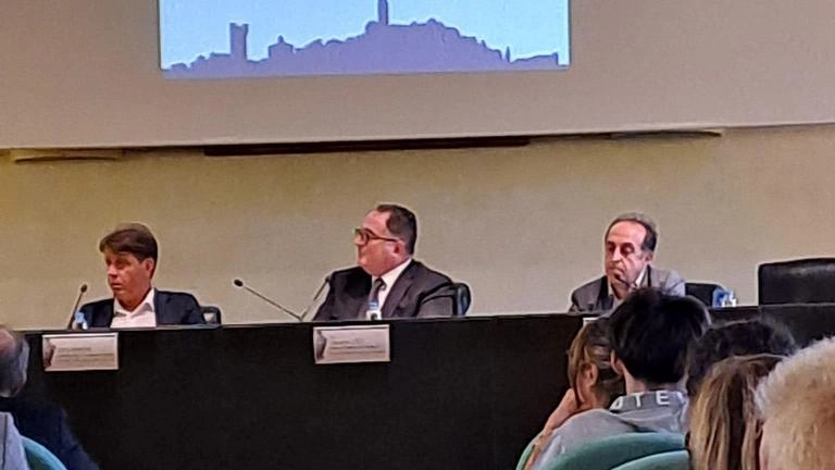 Un momento della presentazione del volume dedicato a Silvano Vallini dalla Fondazione Cassa di Risparmio di San Miniato Un momento della presentazione del volume dedicato a Silvano Vallini dalla Fondazione Cassa di Risparmio di San Miniato