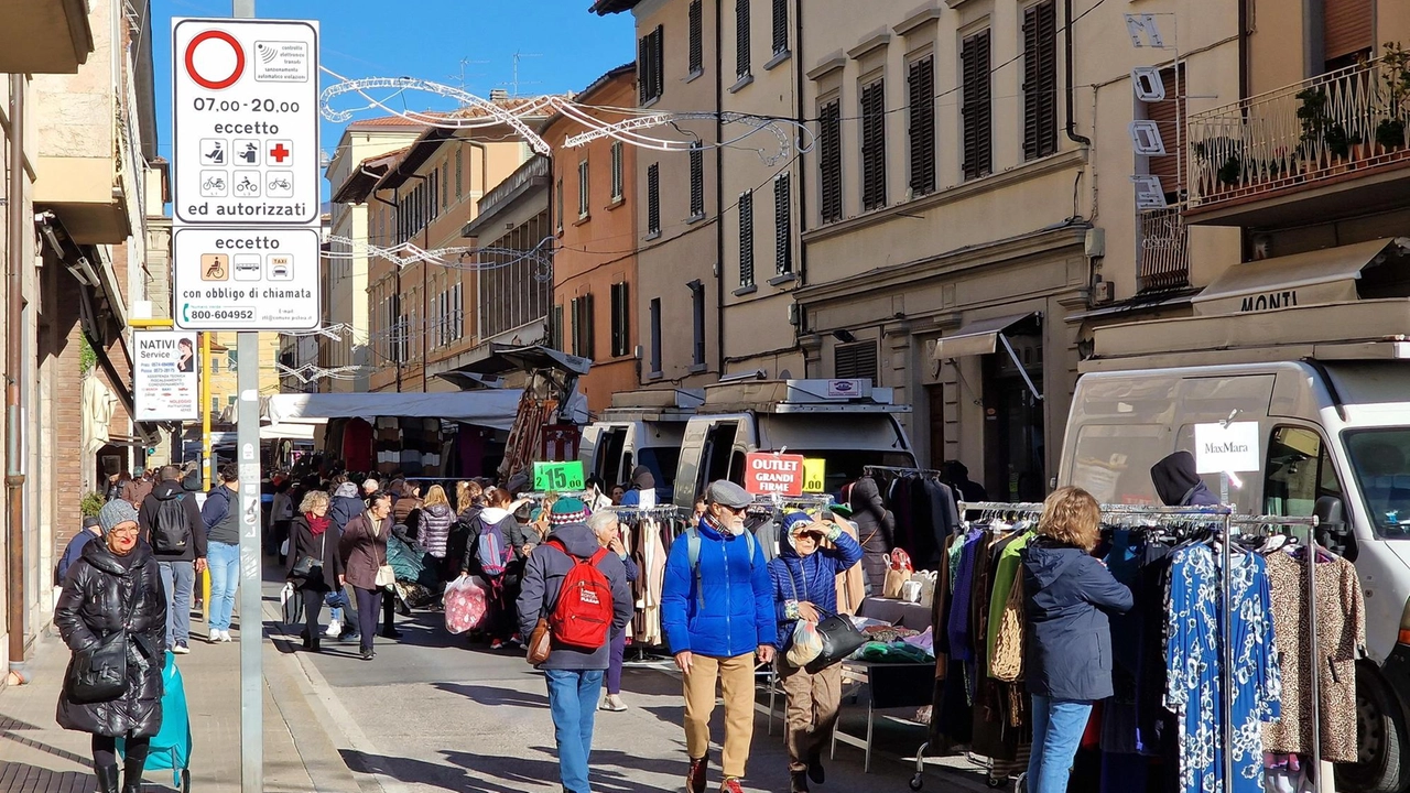 Una foto del mercato cittadino (foto di archivio) Una foto del mercato cittadino (foto di archivio)