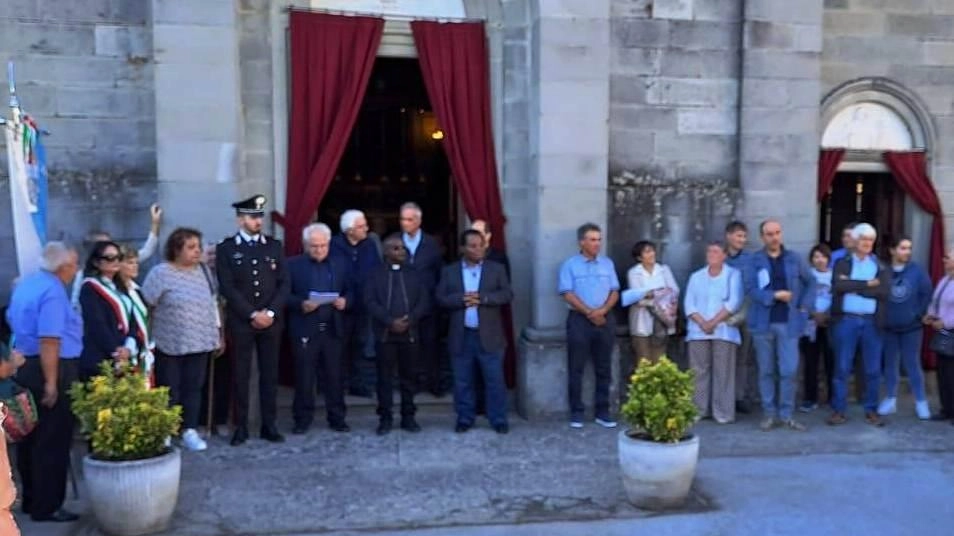 Don Damascene Mugiraneza assume il ruolo di amministratore pastorale in diverse parrocchie della Garfagnana, accolto con una solenne celebrazione eucaristica e saluti calorosi dalle comunità locali. Originario del Ruanda, ha già servito in diverse città prima di giungere nell'arcidiocesi di Lucca. Don Damascene Mugiraneza assume il ruolo di amministratore pastorale in diverse parrocchie della Garfagnana, accolto con una solenne celebrazione eucaristica e saluti calorosi dalle comunità locali. Originario del Ruanda, ha già servito in diverse città prima di giungere nell'arcidiocesi di Lucca.