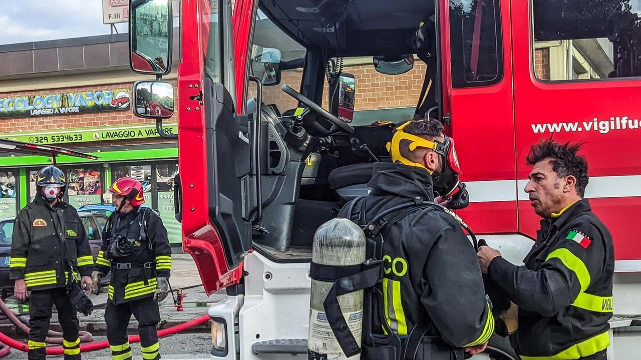 Le operazioni di spegnimento da parte dei vigili del fuoco sono durate ore Le operazioni di spegnimento da parte dei vigili del fuoco sono durate ore
