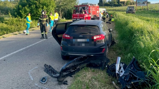 Incidente, muore un motociclista nello scontro con un’auto